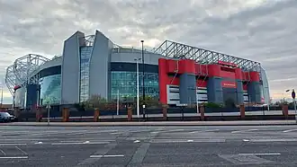Buitenzijde, in rood de sir Alex Ferguson Stand