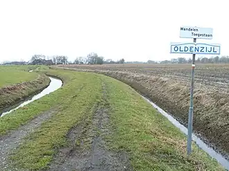 Kerkpad naar Oldenzijl met linksachter boerderij Oldenzijl en rechtsachter de onbehuisde wierde