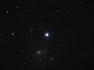 Omi Persie met links daaronder IC 348