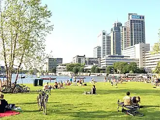 De Omval gezien vanaf de Korte Ouderkerkerdijk aan de andere kant van de Amstel.