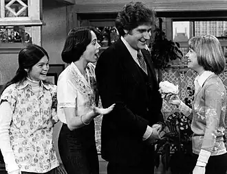 V.l.n.r: Valerie Bertinelli, Mackenzie Phillips, Richard Masur en Bonnie Franklin in One Day at a Time