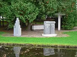 Oorlogsmonumenten in het park (2010)