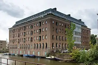 Voormalig Oost-Indisch Pakhuis van de VOC, vanaf de Oostenburgervaart gezien (2009)