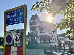 Voormalig schipperscafé op (het Ambachts deel van) Oostendam