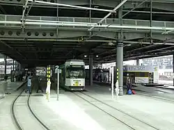 Kusttram onder het nieuw tramstation van Oostende, geïntegreerd met het spoorstation en voorzien van keerlussen voor beide richtingen.