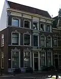 HOEKPAND Hoekpand met stucdecoratie voor twee huizen, waarvan de achtergevels bewaard zijn