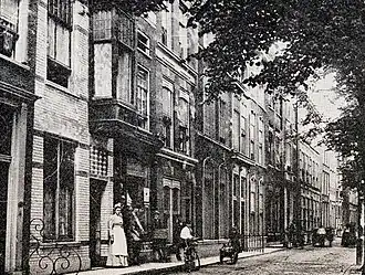 Links naast de dame met schort de ingang naar het Vrijthofje (1908)