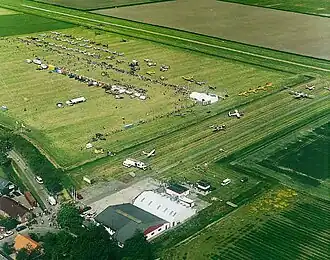 Vliegveld gezien vanuit de lucht, 2005, toendertijd voorzien van een grasbaan