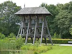 Klokkenstoel bij crematorium en uitvaartcentrum 'Wâldhôf'