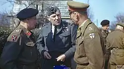 Dempsy (rechts) in overleg met Bernard Montgomery (links) en Arthur Coningham voor Operatie Varsity