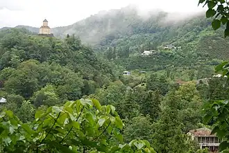 Een deel van de gemeente ligt in het Meschetigebergte (Okonaklooster)