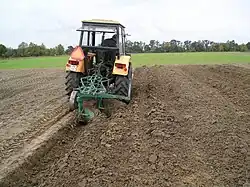 Moderne rondgaande ploeg, getrokken door de tractor