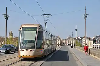 Een tram van lijn A op de George V-brug.