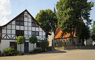 Adensen, centrum; op de achtergrond de St.-Dionysiuskerk