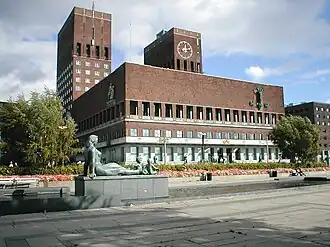 Het plein met het stadhuis van Oslo op de achtergrond.