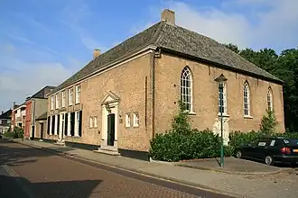 De kerk met aangebouwde pastorie