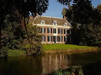 Landhuis Oud-Amelisweerd is gelegen aan de Kromme Rijn (2010)