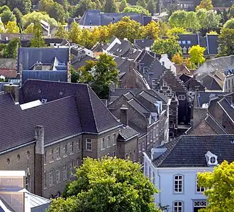 Zicht op de Bouillonstraat vanaf de Sint-Janstoren