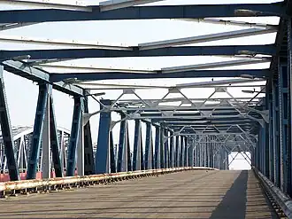 De Bommelse Brug in 2005. Ernaast zijn de bogen zichtbaar van de spoorbrug, de Dr. W. Hupkesbrug.