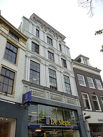 Groot Blankenburgh aan de Oudegracht 121 in het midden, rechts Klein Bankenburgh 119 en links Blankenburgh 123.