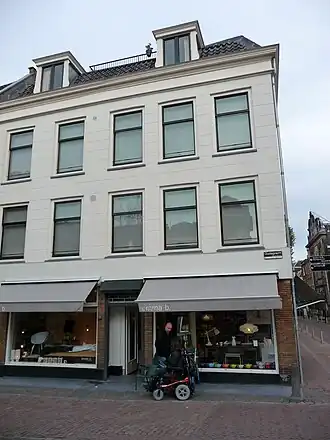 Pand op de hoek Oudegracht-Hamburgerstraat dat gebouwd is op de onderste delen van Rodenburg