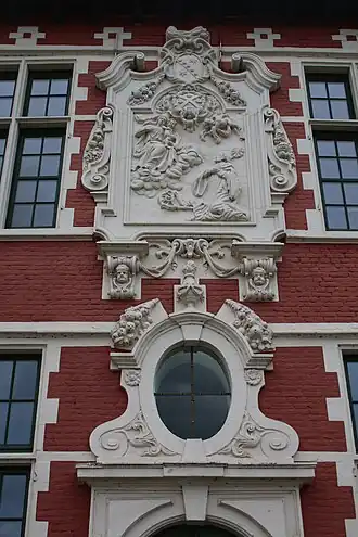 Portaal met wapenschild van de abdis