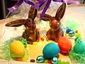 Paaseieren met chocolade-eitjes en hazen van chocola