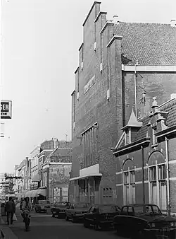 Voorgevel van zweminrichting "De Overdekte"