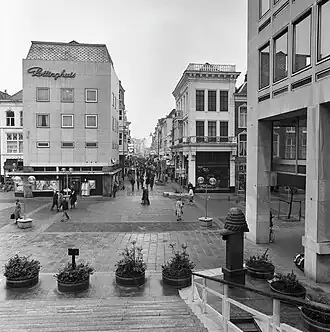 Zicht op de Herestraat vanaf de trappen van het Nieuwe Stadhuis.