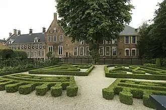 Perk met gestileerde en gekroonde letters W en A (ondersteboven gezien)