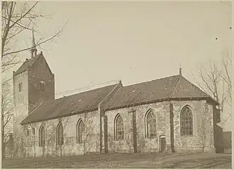 De kerk in 1891. De toren heeft hier nog geen trapgevels en het koor heeft nog de oude (maar later geplaatste) gotische vensters.
