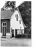 AFDAKSWONINGEN, gebouwd rond 1900. De woningen zijn gelegen in een arbeiderswijk aan de rand van het voormalige industrieterrein van Enschede. Dit type arbeiderswoning is erg zeldzaam in deze regio. Achter de woningen staan bijbehorende SCHUREN.