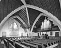 Interieur, met het Van Dam-orgel en de preekstoel (1984)