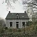 Burgst: witgepleisterde voormalige jachtopzienerswoning