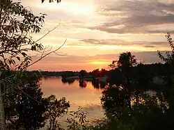 zonsopgang boven het meer in het centrum
