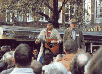 Pé en Rinus tijdens een optreden in de Herestraat in Groningen in 2000