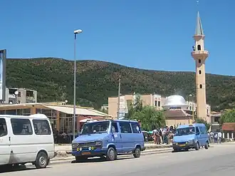 Moskee en minibussen in het stadscentrum