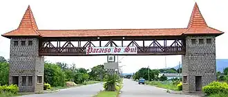 Entree  op de hoofdstraat Av. Primeiro de Janeiro in Paraíso do Sul