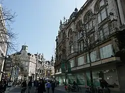 Rechts Grands Magasins Leonhard Tietz met in de achtergrond de Leysstraat