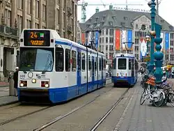 Tramlijn 24 op de halte bij de Bijenkorf op het Damrak