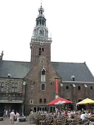 De waag waarin het kaasmuseum is gevestigd
