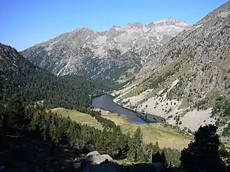 Het «Estany Llong»-meer gezien van de weg naar Portarró d’Espot