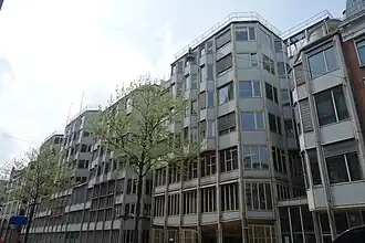 Het P.C. Hoofthuis tussen het Singel en de Spuistraat.