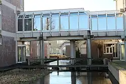 Overdekte voetgangersbrug in het complex