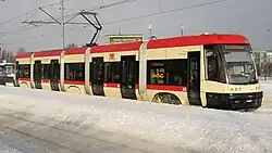Vijfdelige trams, analoog naar series van dit type die in Warschau, Szczecin, Szeged (Hongarije) en Bydgoszcz zijn afgeleverd, op 3 draaistellen met volledig lage vloer.
