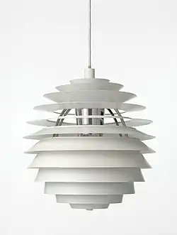 Foto van een witte Louvre-lamp. De foto van de lamp is genomen tegen een witte achtergrond.