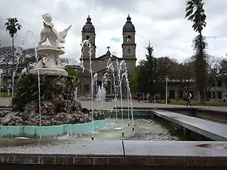 Het plein plaza de los Treinta y Tres Orientales en de katholieke kerk Nuestra Señora Del Carmen in Salto