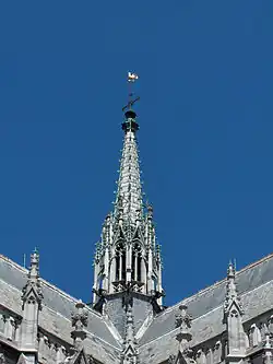 De Sint-Petrus-en-Pauluskerk in Oostende. De dakruiter is versierd met meerdere rijen hogels