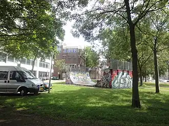 Paardenveld met in de achtergrond het Politiebureau