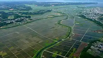 Rijstvelden in Aomori, met op de achtergrond de Takaserivier.